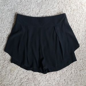 New MINKPINK black crepe shorts sz M
